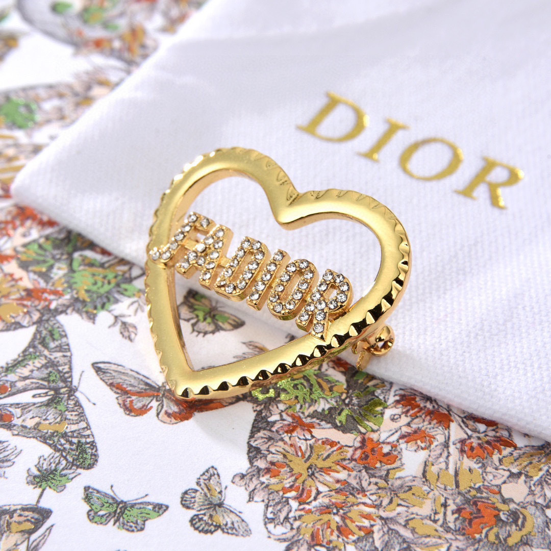 🗽迪奥 👼一线大牌都爱的Dior·迪奥 新品字母胸针。金属质感逆袭版字母潮范儿抢风头  完全胜任现代年轻