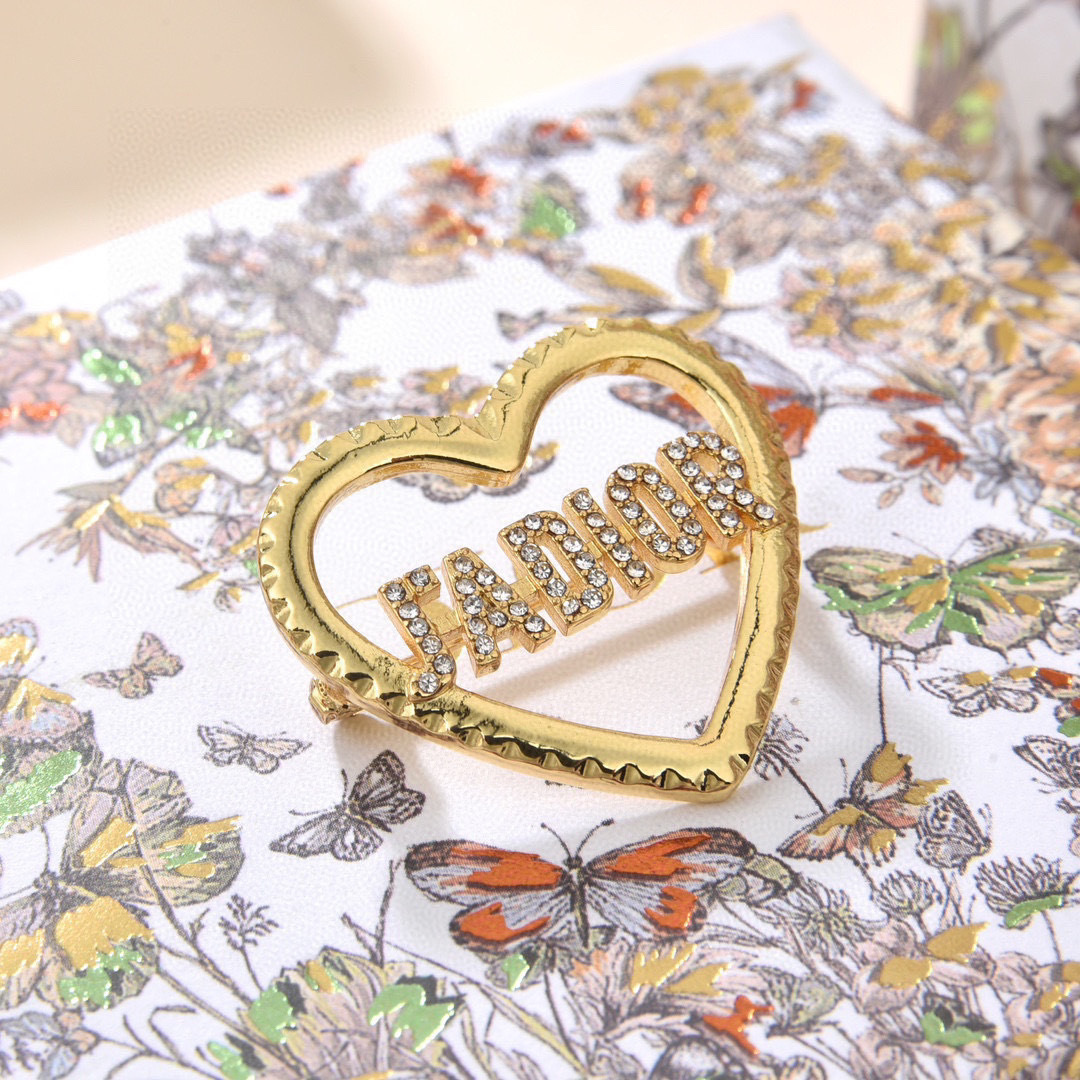 🗽迪奥 👼一线大牌都爱的Dior·迪奥 新品字母胸针。金属质感逆袭版字母潮范儿抢风头  完全胜任现代年轻