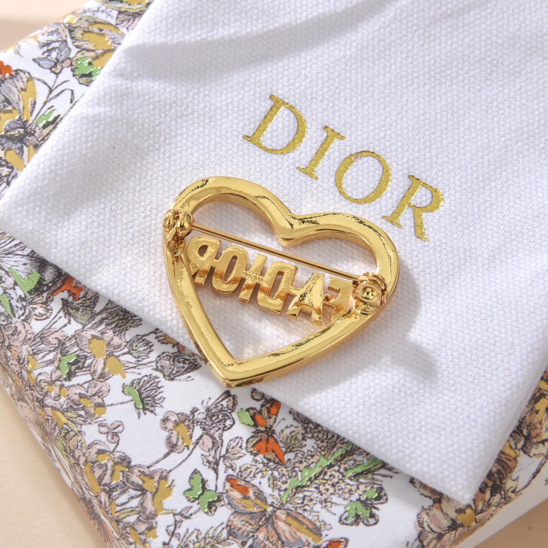 🗽迪奥 👼一线大牌都爱的Dior·迪奥 新品字母胸针。金属质感逆袭版字母潮范儿抢风头  完全胜任现代年轻