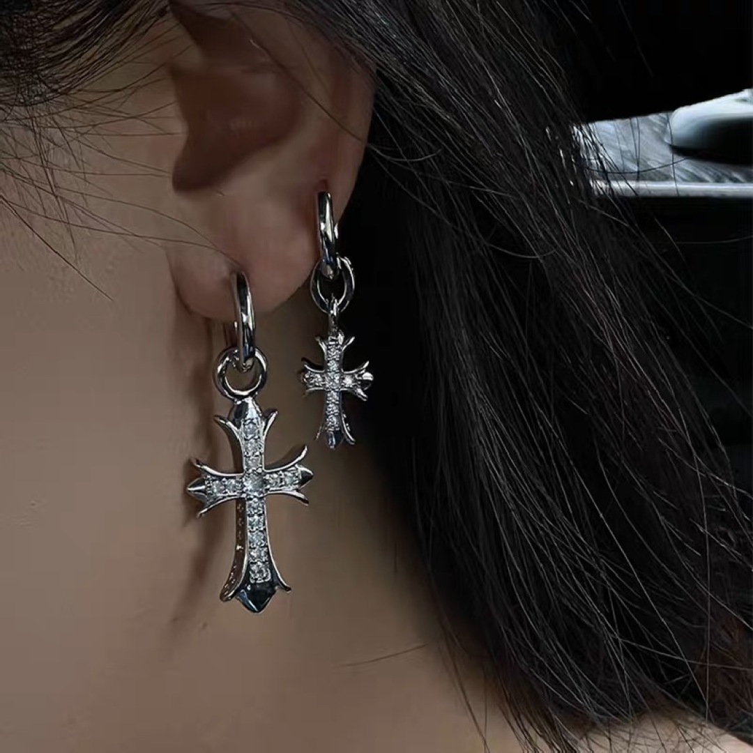 ❤️克罗心这个品牌不是很熟悉，但这个牌子在美国可是异常火爆，中国不少富二代也是品牌追随者。品牌最初是以银