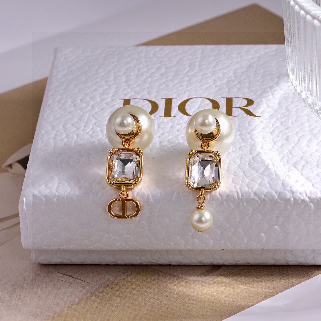 ❤️迪奥 新款👼一线大牌都爱的Dior·迪奥 新品字母耳环 金属质感逆袭版字母潮范儿抢风头  完全胜任现