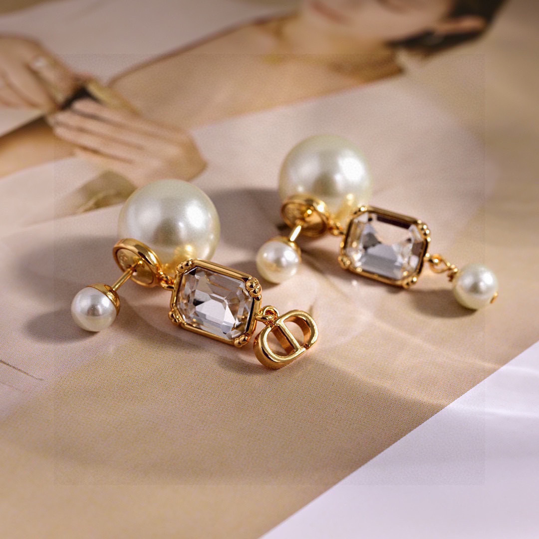 ❤️迪奥 新款👼一线大牌都爱的Dior·迪奥 新品字母耳环 金属质感逆袭版字母潮范儿抢风头  完全胜任现