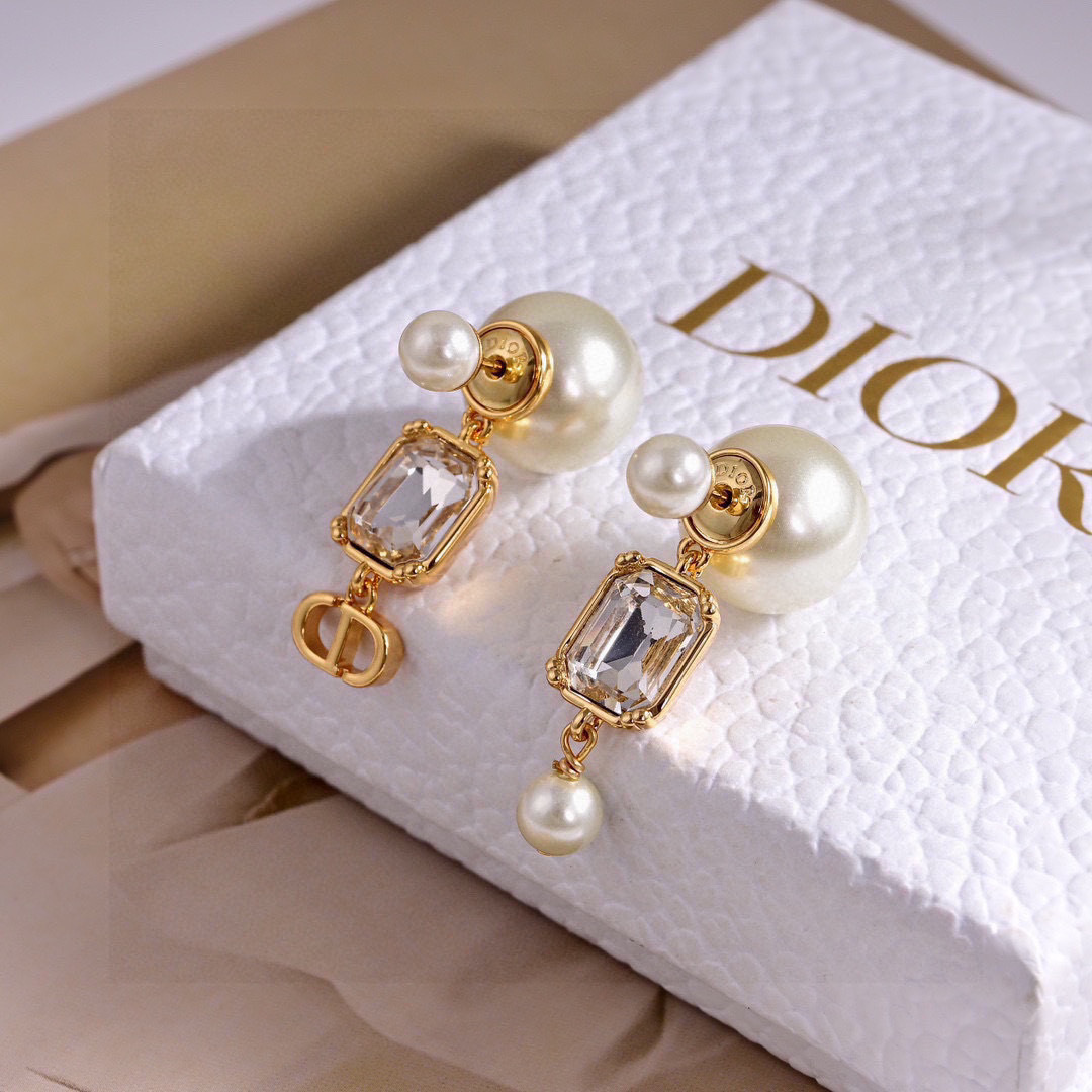 ❤️迪奥 新款👼一线大牌都爱的Dior·迪奥 新品字母耳环 金属质感逆袭版字母潮范儿抢风头  完全胜任现