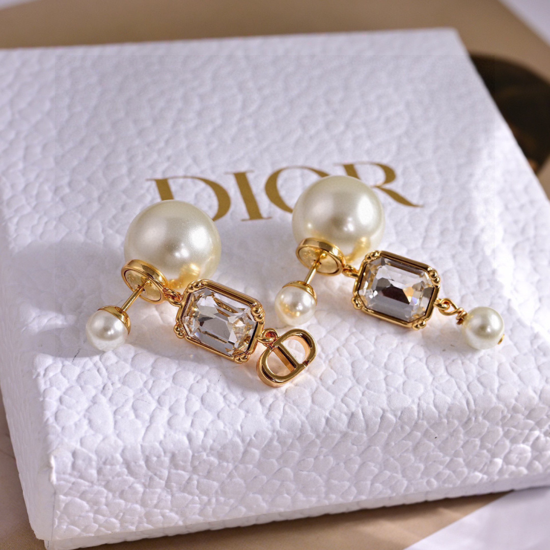 ❤️迪奥 新款👼一线大牌都爱的Dior·迪奥 新品字母耳环 金属质感逆袭版字母潮范儿抢风头  完全胜任现