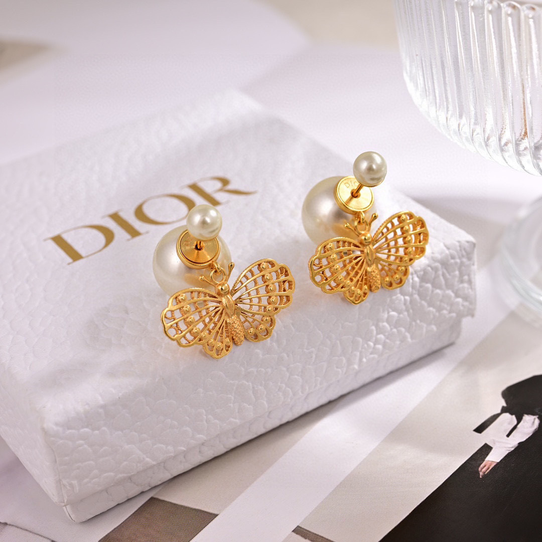 ❤️迪奥 新款👼一线大牌都爱的Dior·迪奥 新品字母耳环 金属质感逆袭版字母潮范儿抢风头  完全胜任现