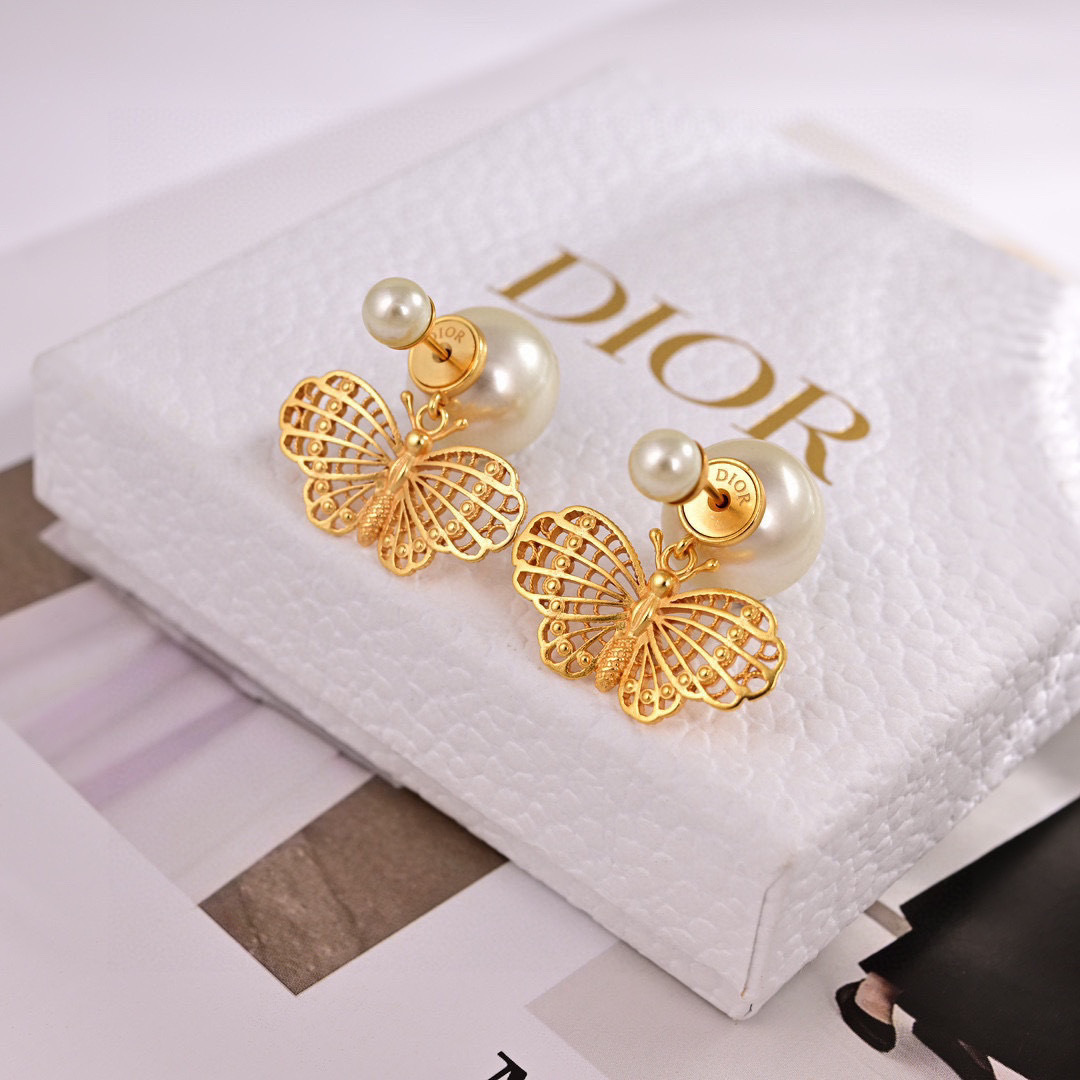 ❤️迪奥 新款👼一线大牌都爱的Dior·迪奥 新品字母耳环 金属质感逆袭版字母潮范儿抢风头  完全胜任现