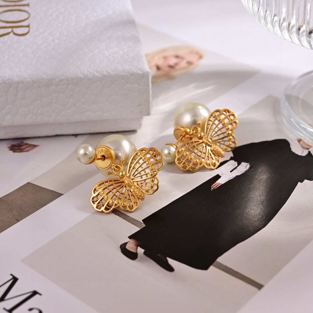 ❤️迪奥 新款👼一线大牌都爱的Dior·迪奥 新品字母耳环 金属质感逆袭版字母潮范儿抢风头  完全胜任现