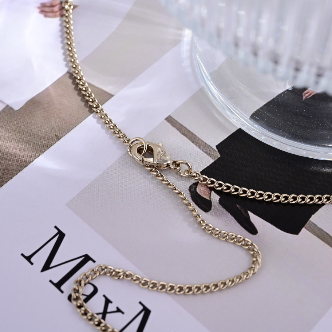 项链耳钉👌专柜🆕打版 小香 CHANEL 套装😍优雅大方精工设计   雕刻 非常修饰脸型    青春活力