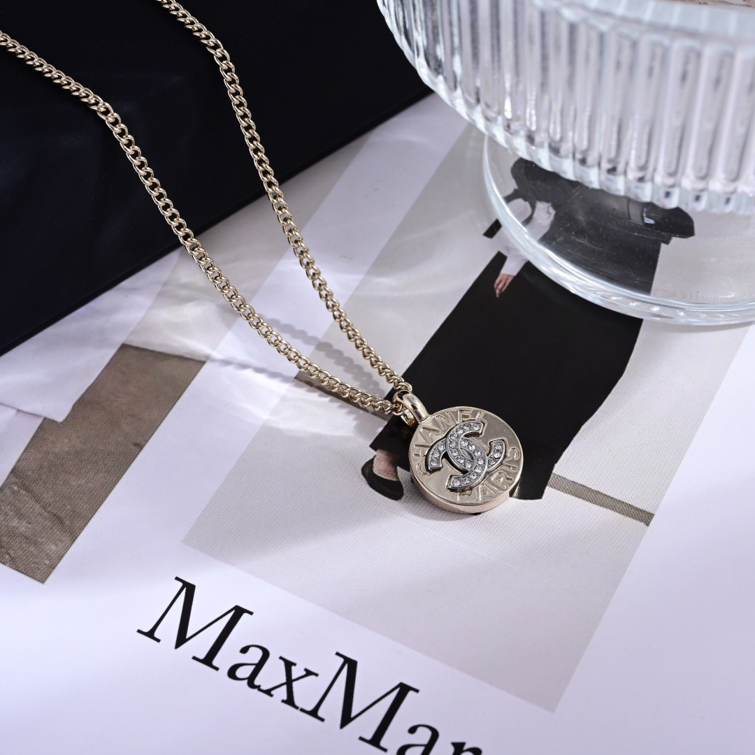 项链耳钉👌专柜🆕打版 小香 CHANEL 套装😍优雅大方精工设计   雕刻 非常修饰脸型    青春活力