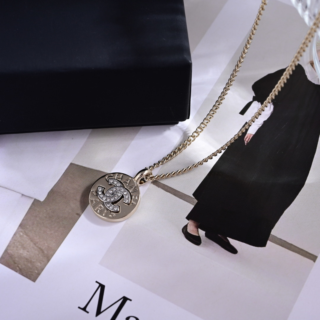 项链耳钉👌专柜🆕打版 小香 CHANEL 套装😍优雅大方精工设计   雕刻 非常修饰脸型    青春活力