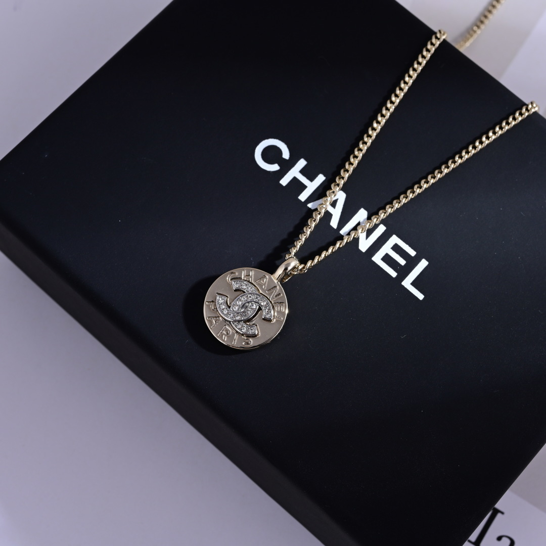 项链耳钉👌专柜🆕打版 小香 CHANEL 套装😍优雅大方精工设计   雕刻 非常修饰脸型    青春活力