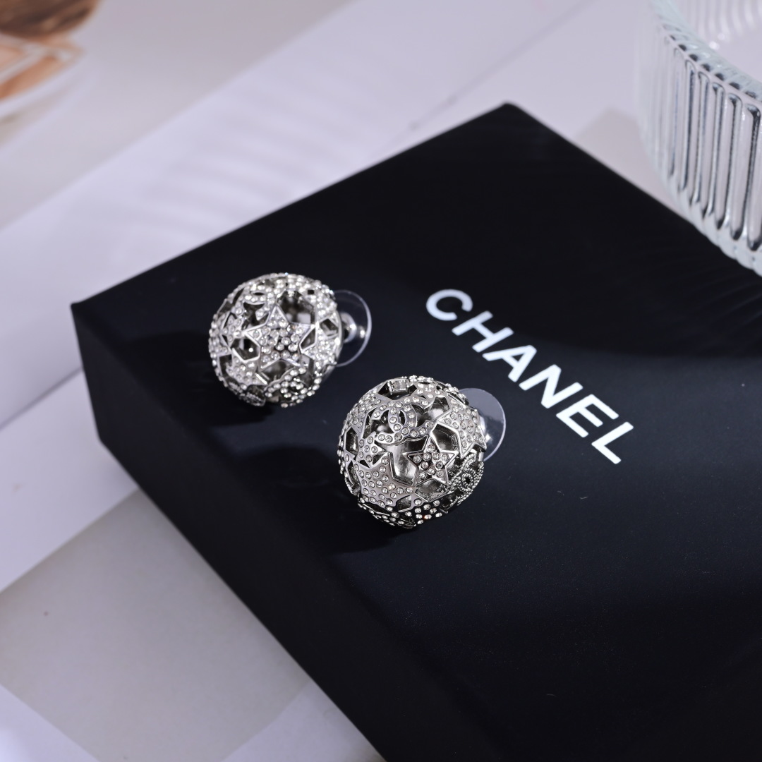 👌专柜🆕打版 小香 CHANEL 耳环😍优雅大方精工设计   雕刻 非常修饰脸型    青春活力    