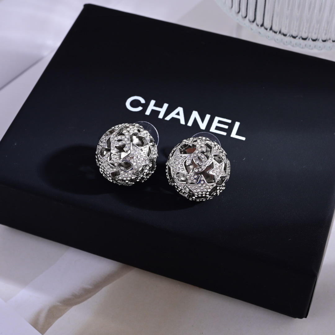 👌专柜🆕打版 小香 CHANEL 耳环😍优雅大方精工设计   雕刻 非常修饰脸型    青春活力    