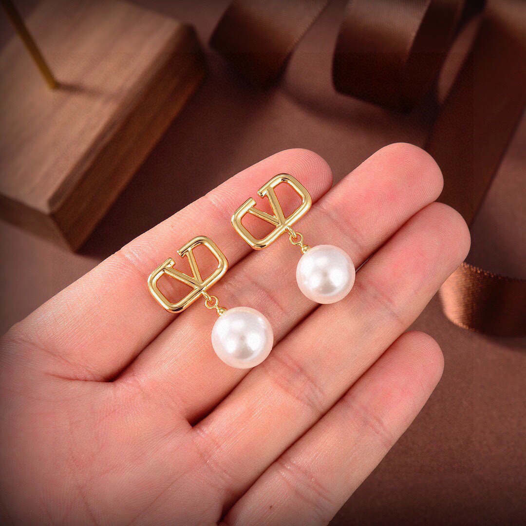 Valentino’s P200 Earring: Unique Design, Generous Fashion, Gold-Colored Earplug - 图片 6
