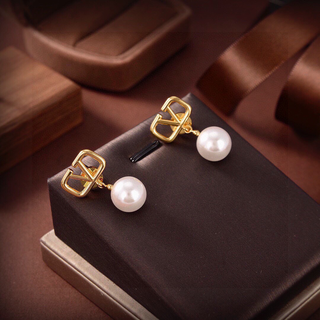 Valentino’s P200 Earring: Unique Design, Generous Fashion, Gold-Colored Earplug - 图片 3