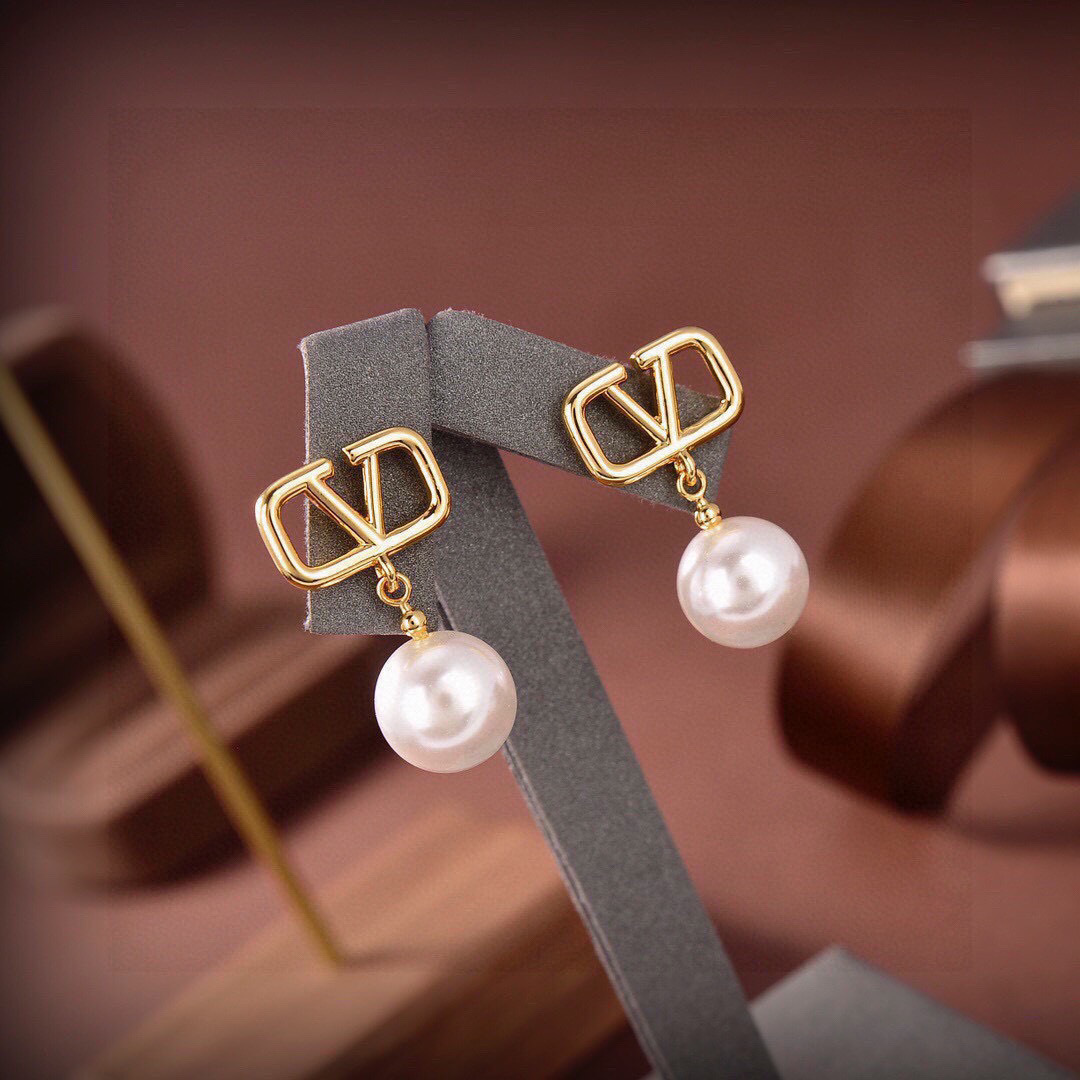 Valentino’s P200 Earring: Unique Design, Generous Fashion, Gold-Colored Earplug - 图片 4