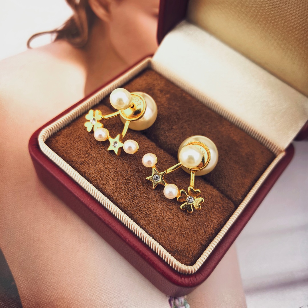 ❤️迪奥 新款👼一线大牌都爱的Dior·迪奥 新品字母耳环 金属质感逆袭版字母潮范儿抢风头  完全胜任现