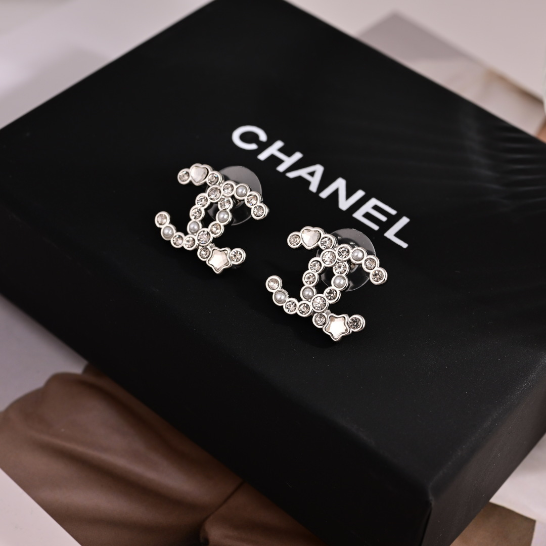  👌专柜🆕打版 小香 CHANEL 耳钉😍优雅大方精工设计   雕刻 非常修饰脸型    青春活力   