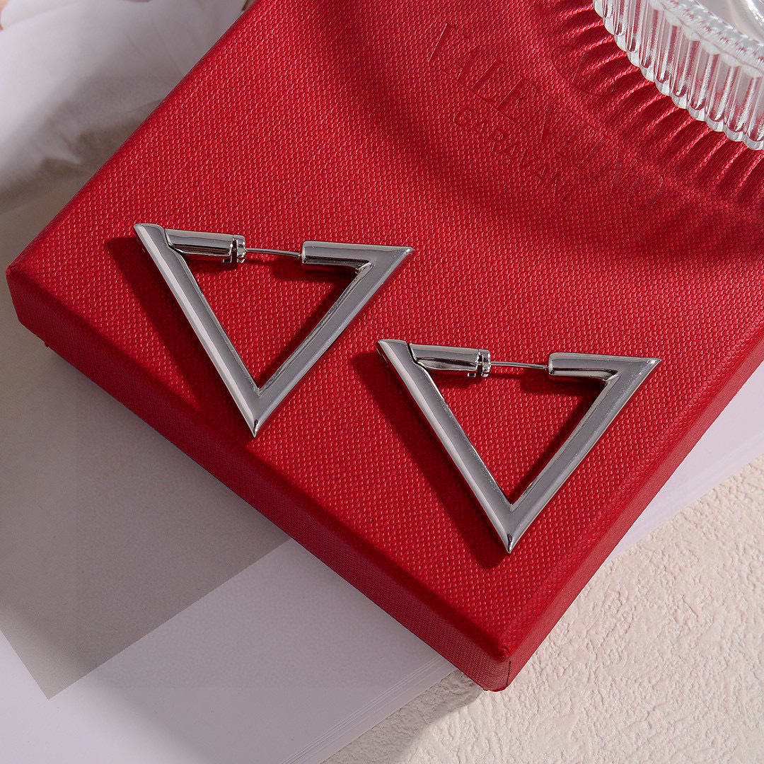 ❤️Valentino 华伦天奴 三角形耳环💫重磅新品火爆网络来了 简约大方  时尚百搭✅ 金色耳钉🌟专