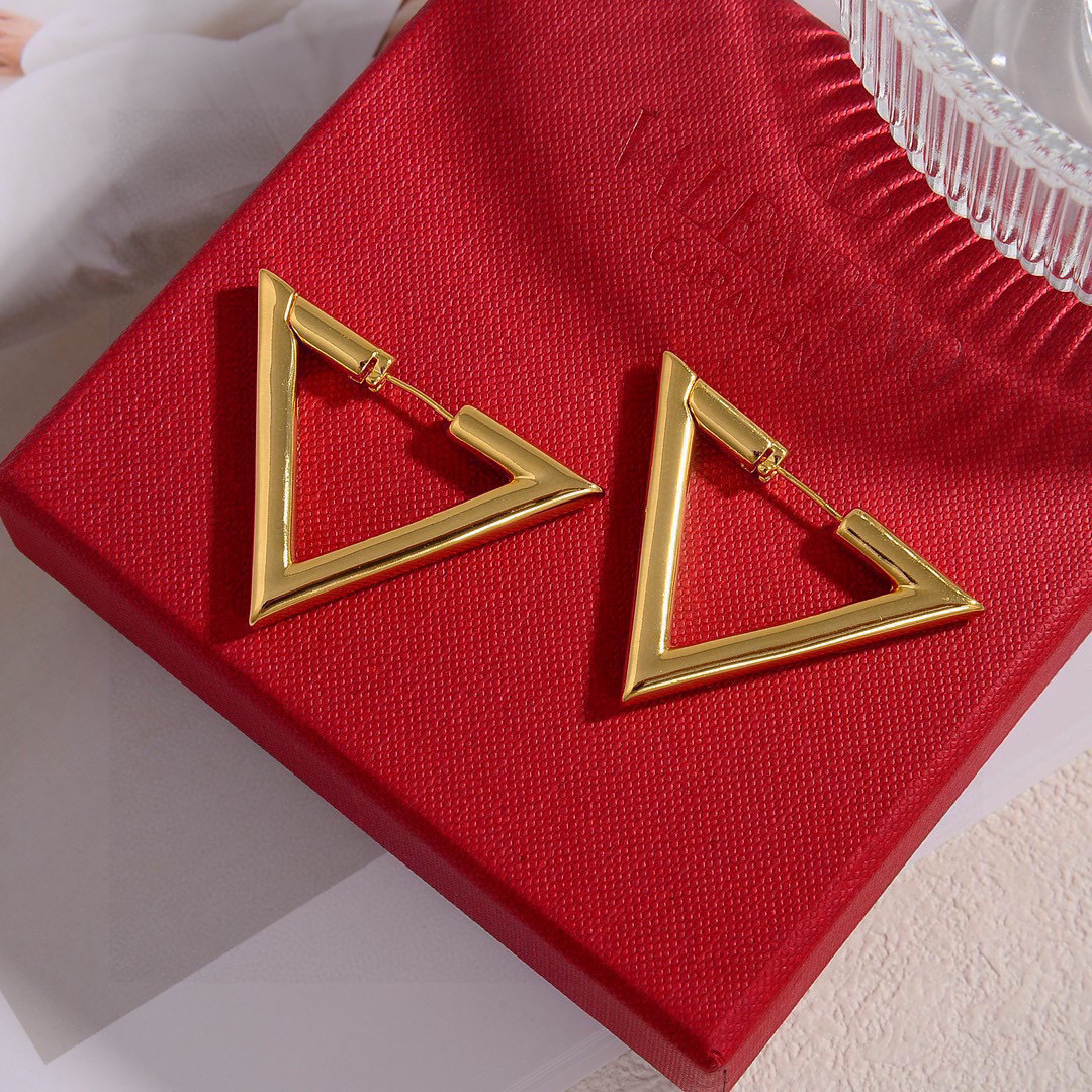 ❤️Valentino 华伦天奴 三角形耳环💫重磅新品火爆网络来了 简约大方  时尚百搭✅ 金色耳钉🌟专