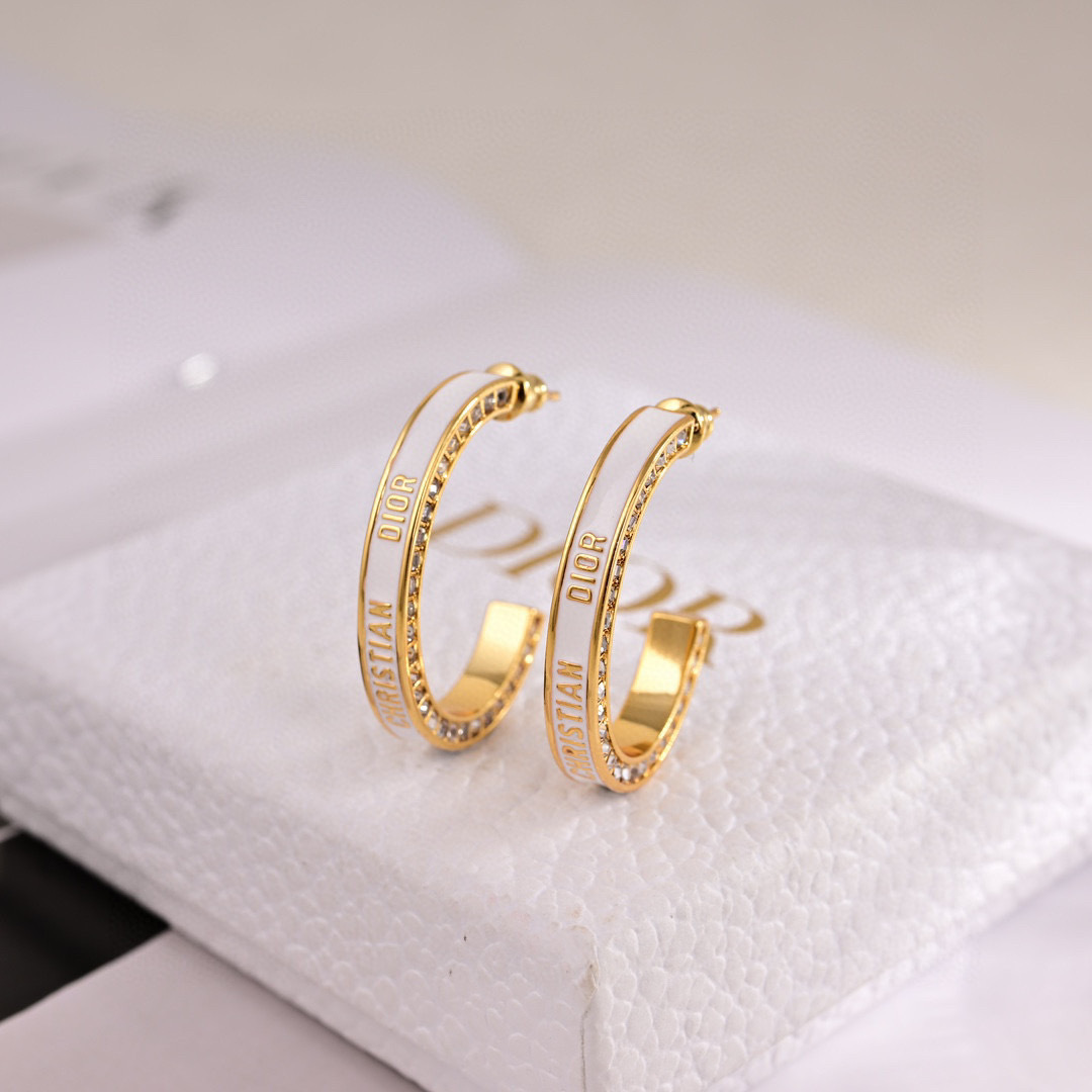 ❤️❤️迪奥 新款👼一线大牌都爱的Dior·迪奥 新品字母耳环 金属质感逆袭版字母潮范儿抢风头  完全胜