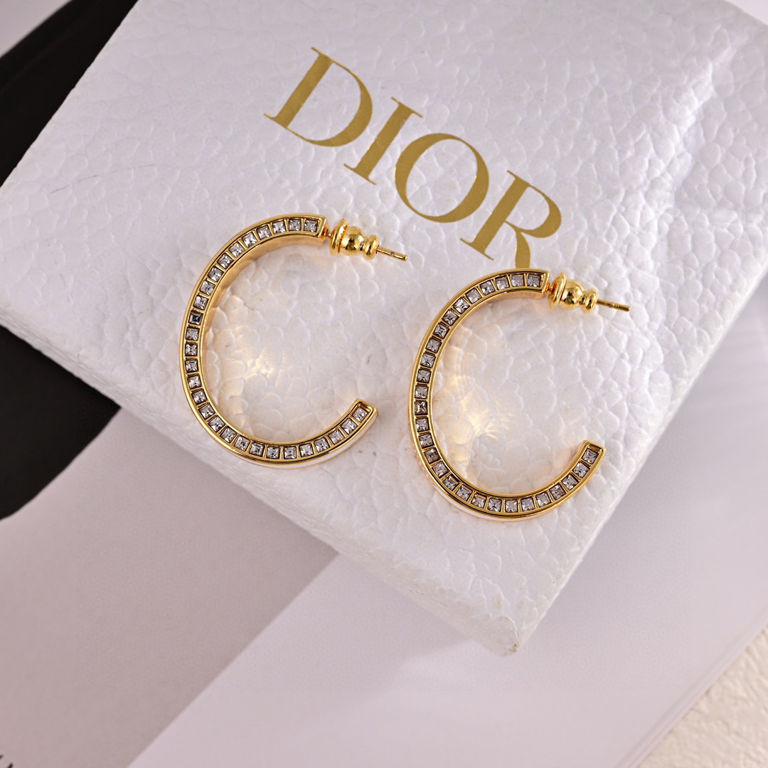 ❤️❤️迪奥 新款👼一线大牌都爱的Dior·迪奥 新品字母耳环 金属质感逆袭版字母潮范儿抢风头  完全胜