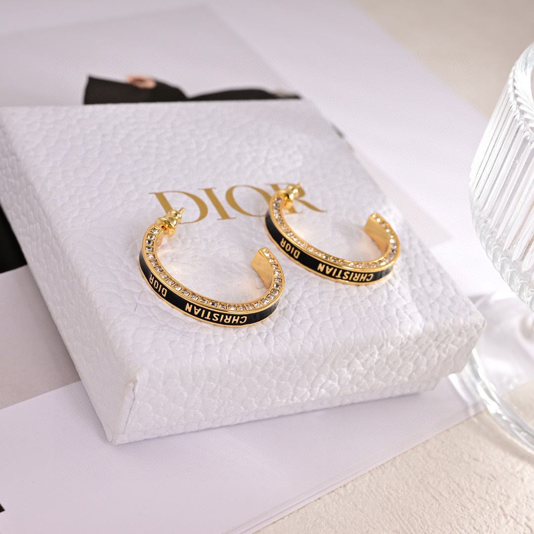 ❤️❤️迪奥 新款👼一线大牌都爱的Dior·迪奥 新品字母耳环 金属质感逆袭版字母潮范儿抢风头  完全胜