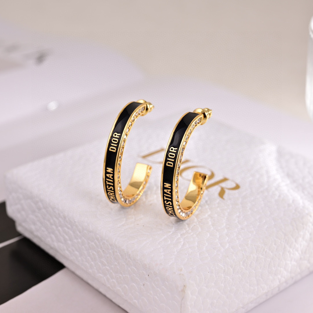 ❤️❤️迪奥 新款👼一线大牌都爱的Dior·迪奥 新品字母耳环 金属质感逆袭版字母潮范儿抢风头  完全胜