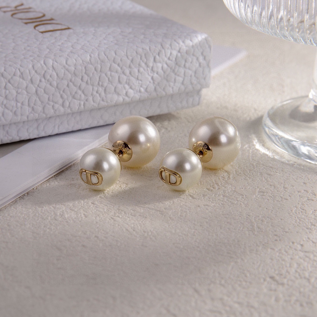 迪奥 新款👼一线大牌都爱的Dior·迪奥 新品耳环 金属质感逆袭版字母潮范儿抢风头  完全胜任现代年轻人