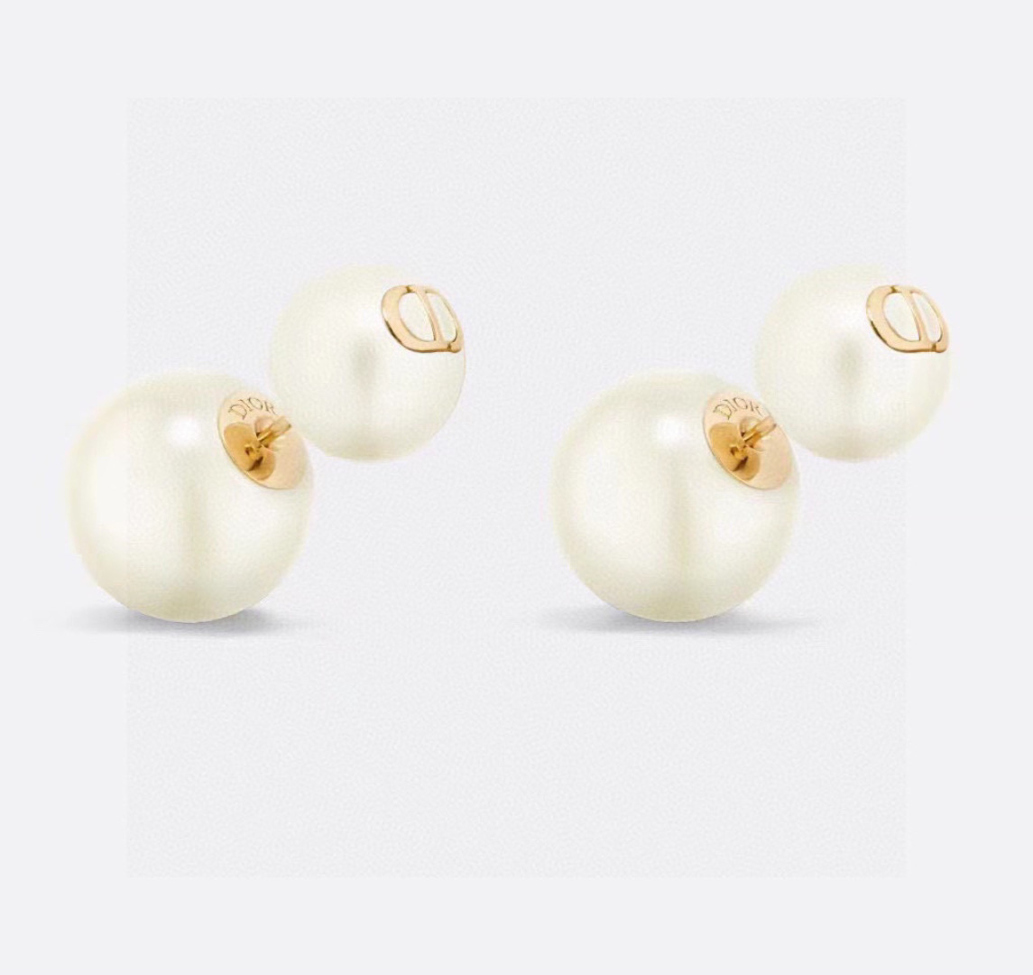 迪奥 新款👼一线大牌都爱的Dior·迪奥 新品耳环 金属质感逆袭版字母潮范儿抢风头  完全胜任现代年轻人