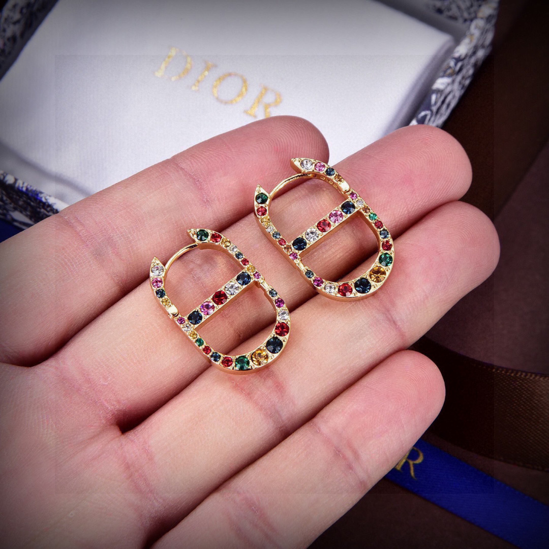  ❤️迪奥 新款👼一线大牌都爱的Dior·迪奥 新品蜜蜂耳环 金属质感逆袭版字母潮范儿抢风头  完全胜任