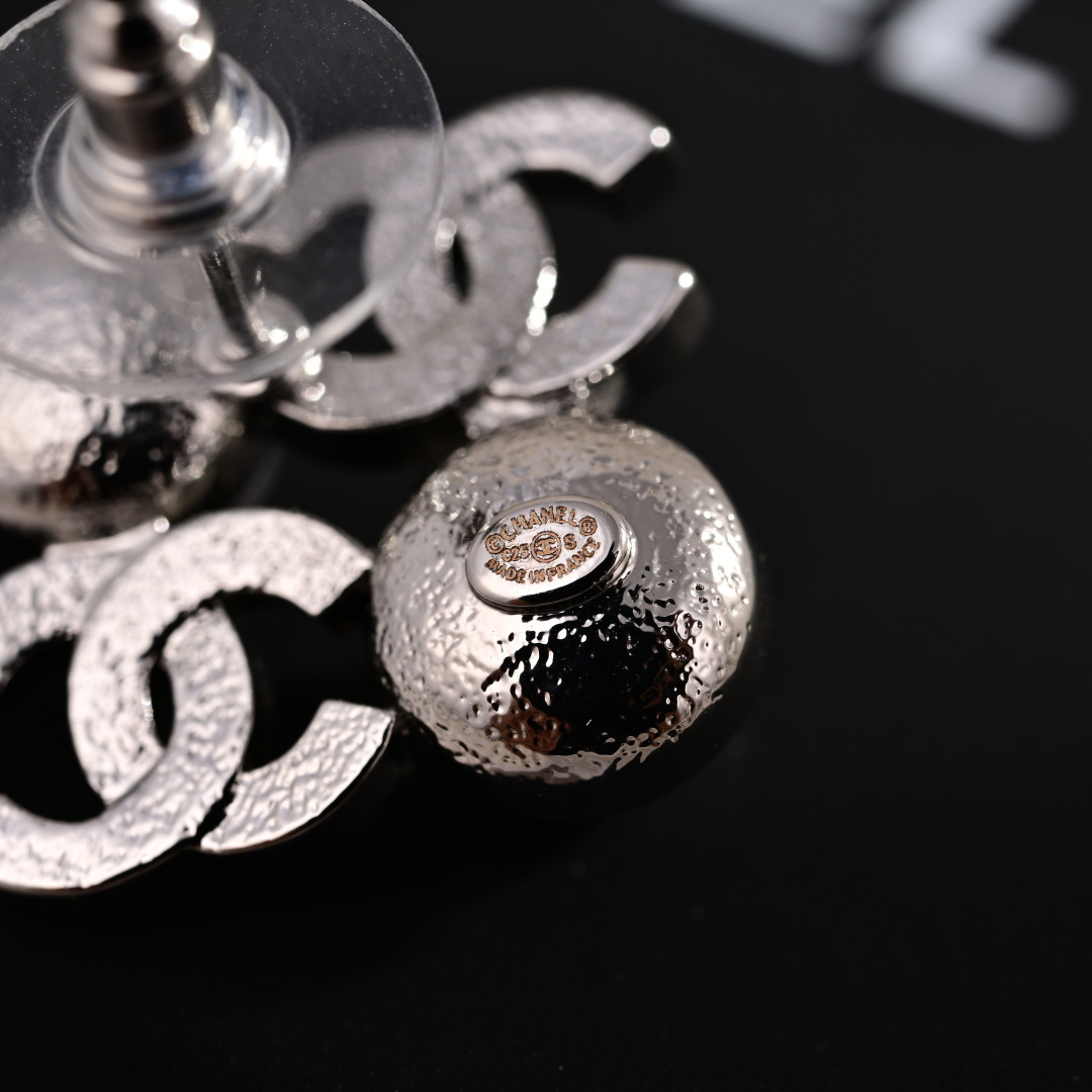  👌专柜🆕打版 小香 CHANEL 耳环😍优雅大方精工设计   雕刻 非常修饰脸型    青春活力   