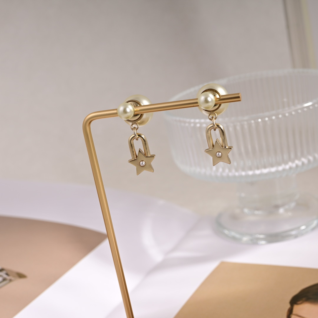 ❤️迪奥 新款👼一线大牌都爱的Dior·迪奥 新品耳环 金属质感逆袭版字母潮范儿抢风头  完全胜任现代年
