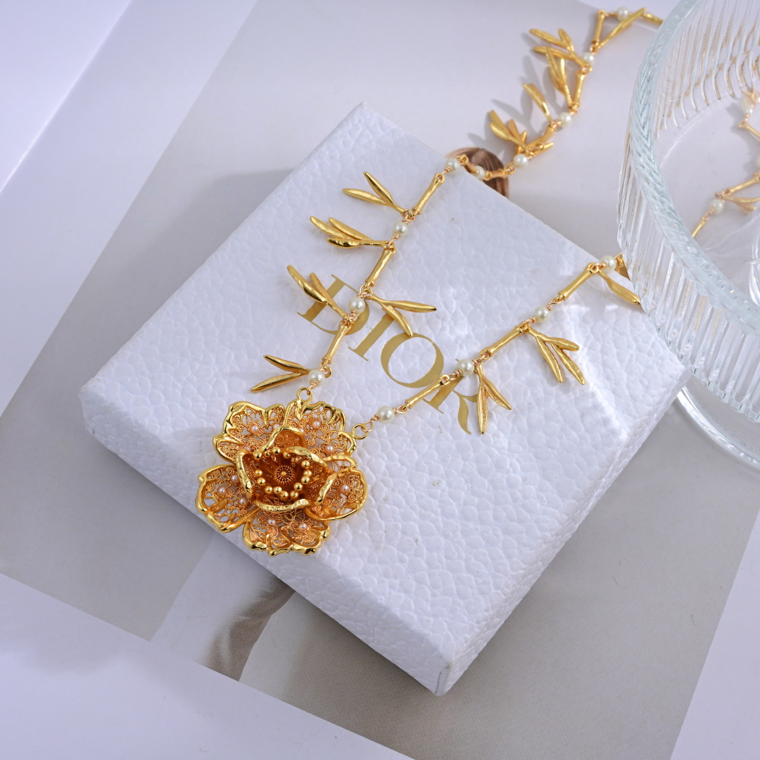 项链耳环❤️迪奥 新款👼一线大牌都爱的Dior·迪奥 新品耳环 金属质感逆袭版字母潮范儿抢风头  完全胜