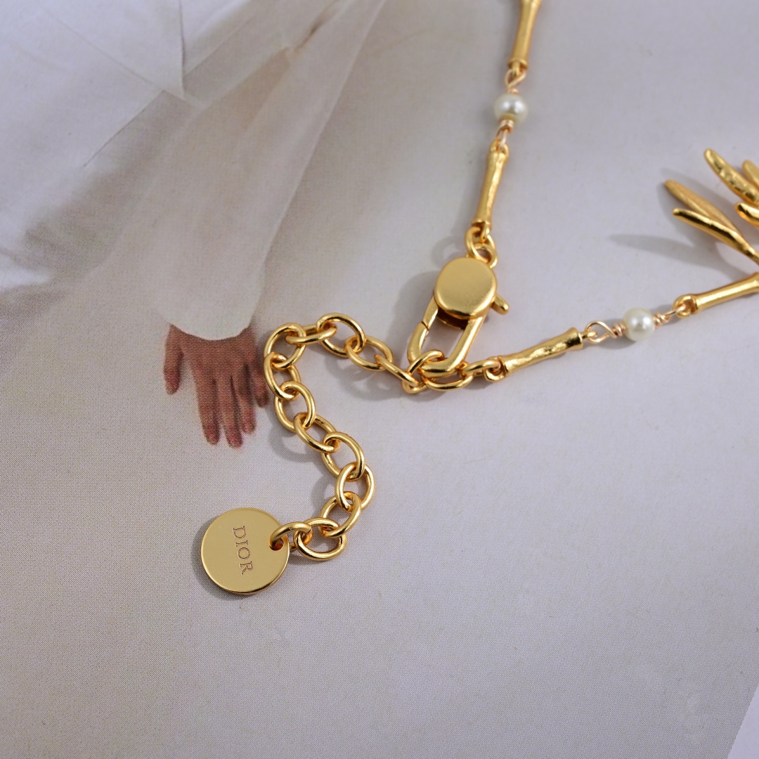 项链耳环❤️迪奥 新款👼一线大牌都爱的Dior·迪奥 新品耳环 金属质感逆袭版字母潮范儿抢风头  完全胜