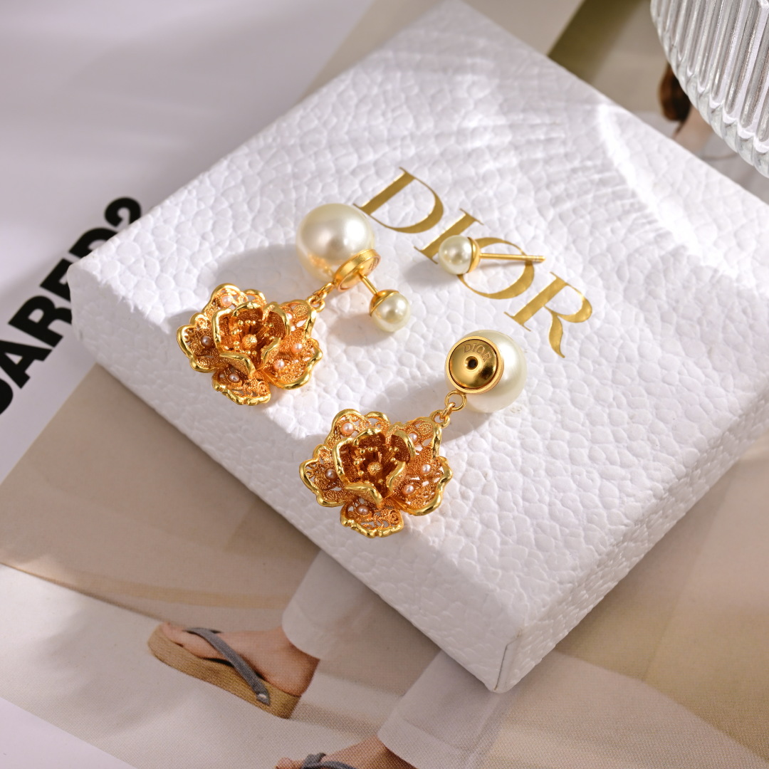 项链耳环❤️迪奥 新款👼一线大牌都爱的Dior·迪奥 新品耳环 金属质感逆袭版字母潮范儿抢风头  完全胜