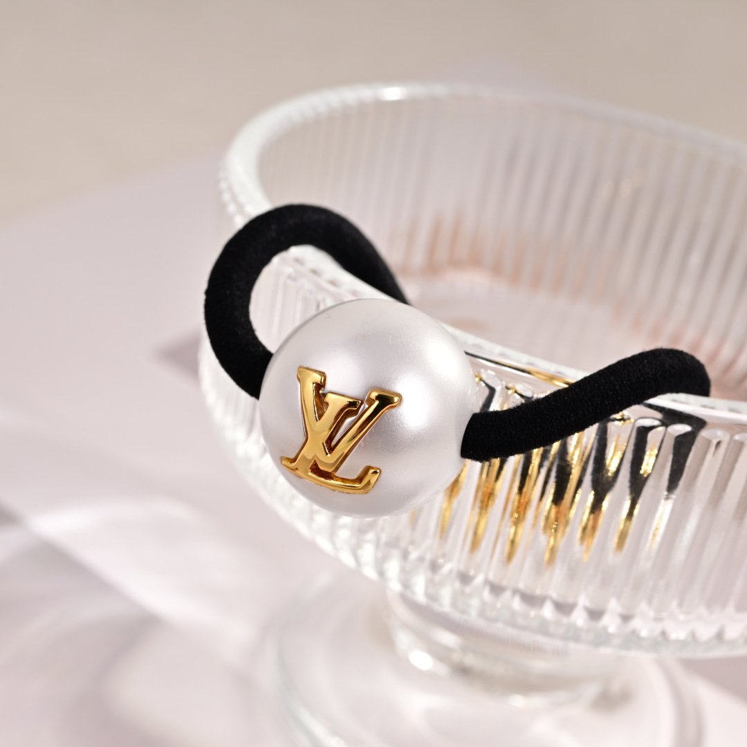 👌路易威登珍珠发绳🍉❤️优雅大方精工设计   雕刻 非常修饰发型    青春活力    一眼就被这款吸引