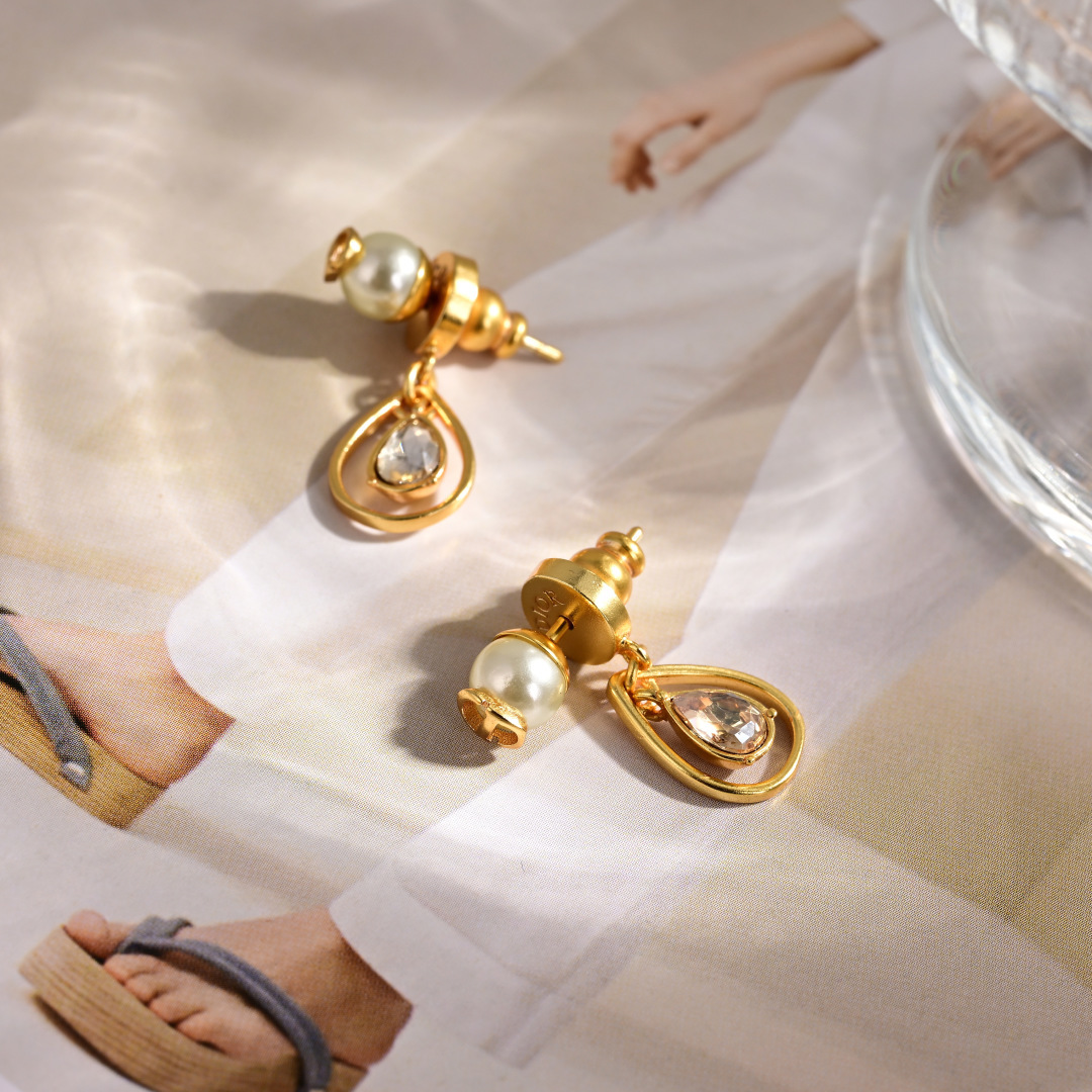 👌👌Dior 迪奥 耳钉 专柜新款上市 美得不要不要的 唯美 浪漫 人手必备款 火爆小红书 精选专柜🆕一