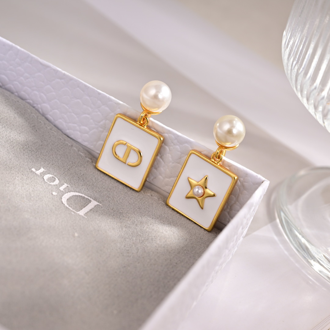 👌👌Dior 迪奥 耳钉 专柜新款上市 美得不要不要的 唯美 浪漫 人手必备款 火爆小红书 精选专柜🆕一