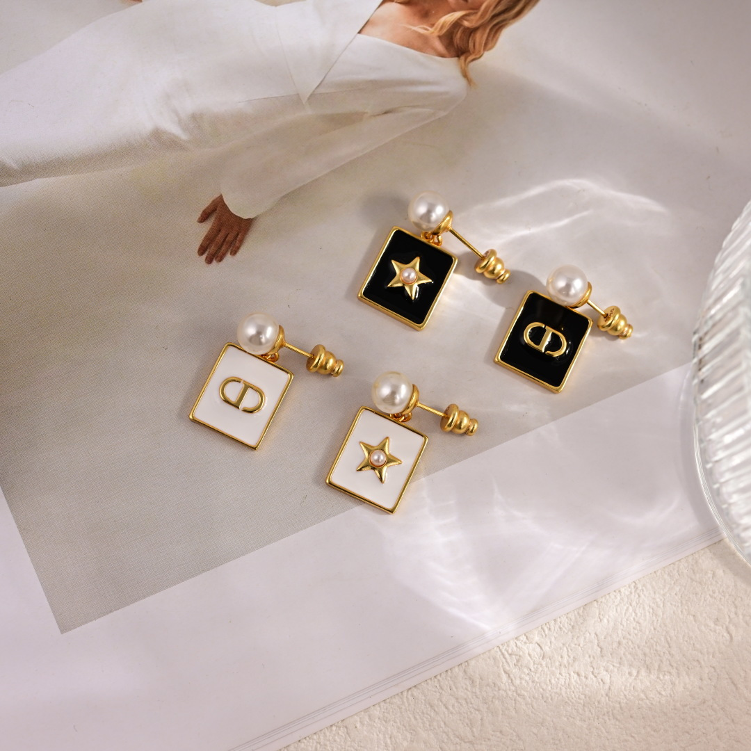 👌👌Dior 迪奥 耳钉 专柜新款上市 美得不要不要的 唯美 浪漫 人手必备款 火爆小红书 精选专柜🆕一