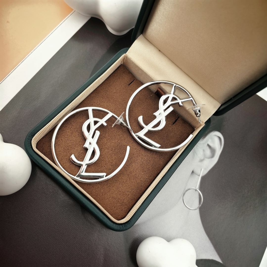 ❤️85包邮/原单代购级别
YSL 圣罗兰 字母耳钉 原装黄铜材质 Yves Saint Laurent 创立于1961年 优雅抽象大胆别致的设计风格使它成为奢华时尚界著名的品牌之一。引领精致、时尚、新颖的法国时尚风格。