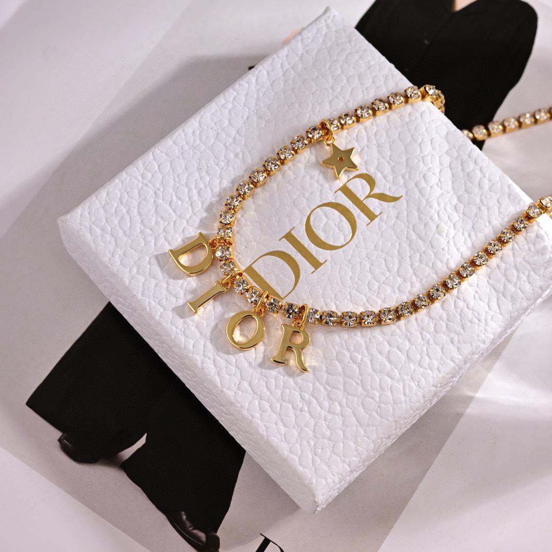 ❤️85包邮/原单代购级别
迪奥 新款👼一线大牌都爱的Dior·迪奥 新品套装。金属质感逆袭版字母潮范儿抢风头  完全胜任现代年轻人街拍、度假时尚搭成为夏日最炙手的时髦单品...