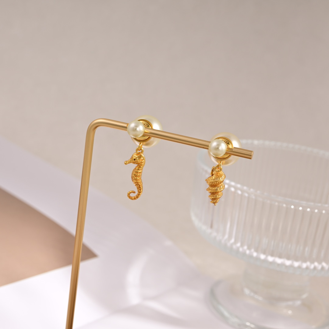 ❤️85包邮/原单代购级别
迪奥 新款👼一线大牌都爱的Dior·迪奥 新品耳环 金属质感逆袭版字母潮范儿抢风头  完全胜任现代年轻人街拍、度假时尚搭成为夏日最炙手的时髦单品...