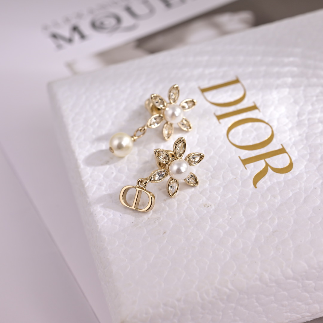 Dior Stud Earrings - Elegant and Romantic Design, Must-Have Accessory 7 cmp i1754363959572 6654 0 5