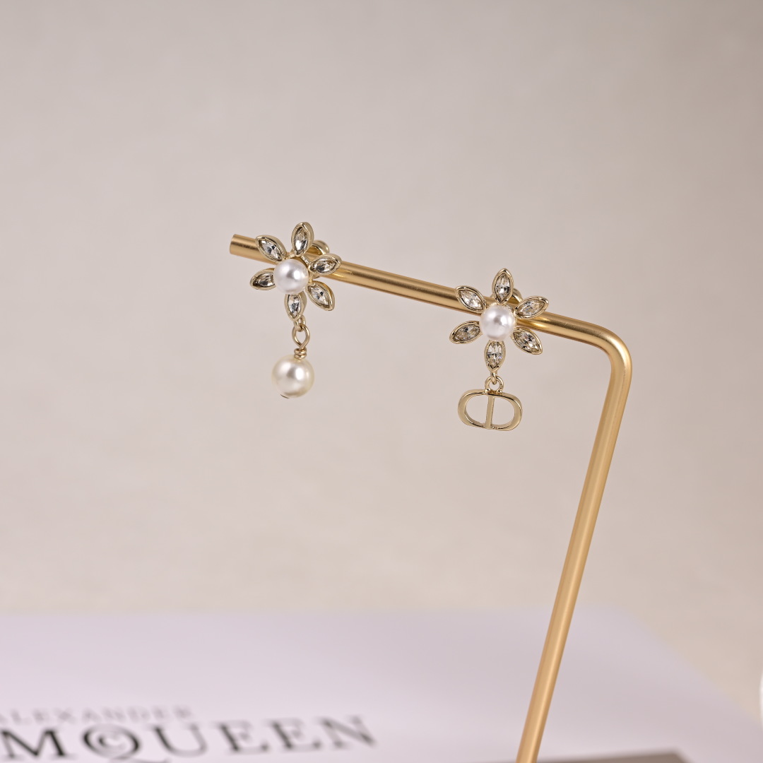 Dior Stud Earrings - Elegant and Romantic Design, Must-Have Accessory 8 cmp i1754363959574 7470 0 6
