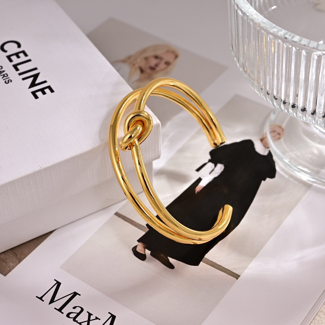 Celine’s Precious 18k Gold Bracelet with Unique Design and Brass Plating - 图片 4