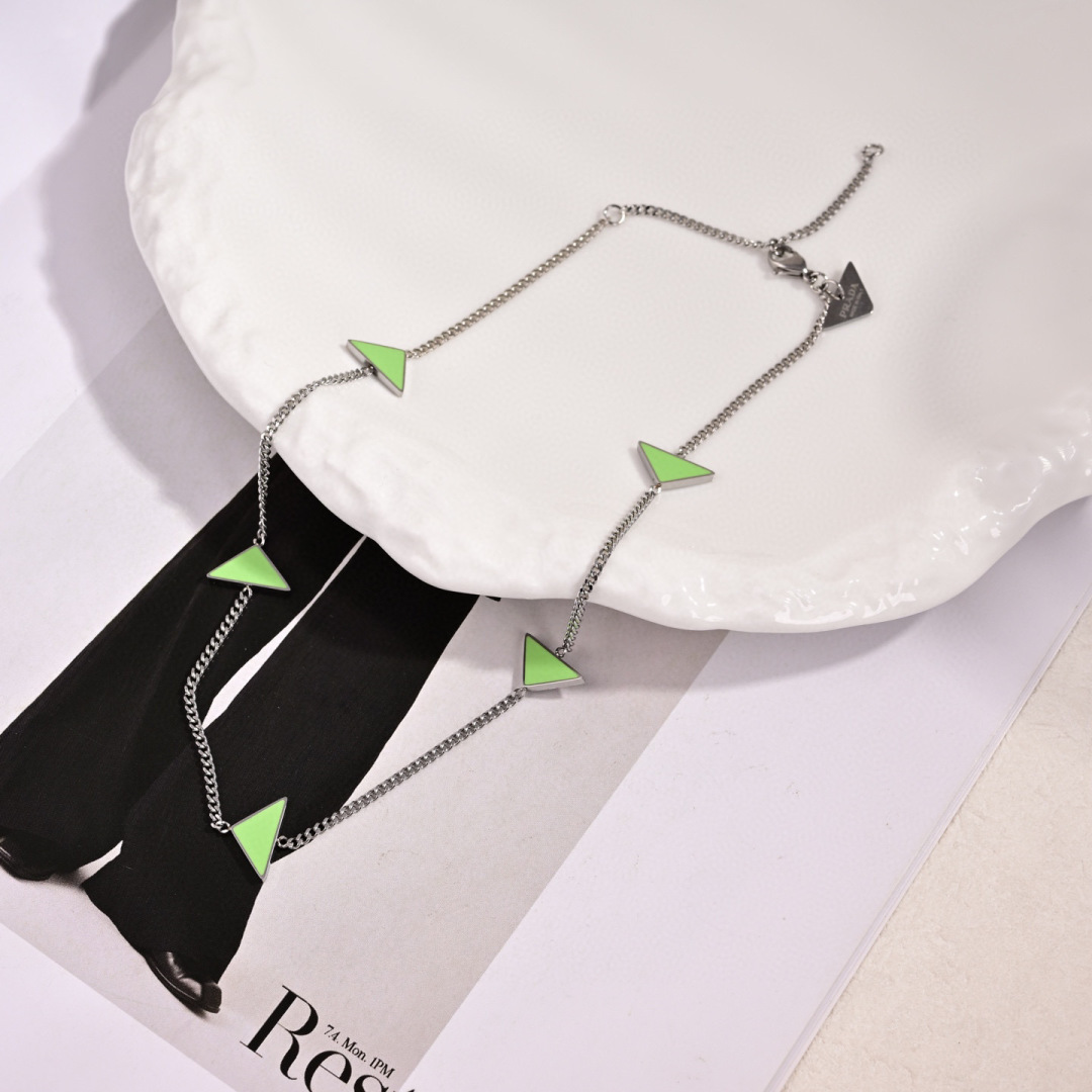“Prada Top-Quality Model Design: High-Temperature Electron Paints and Luminous Materials” - 图片 3
