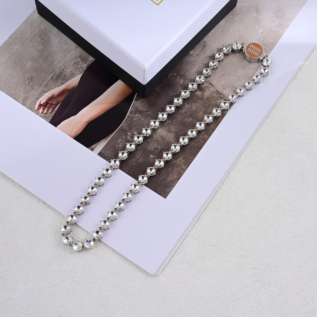 Title: Miumiu’s Fashion Jewelry Collection Review Summary: Miumiu’s new suit features a necklace and hand-chain that burst into flames, embodying unique insight and high quality. - 图片 9