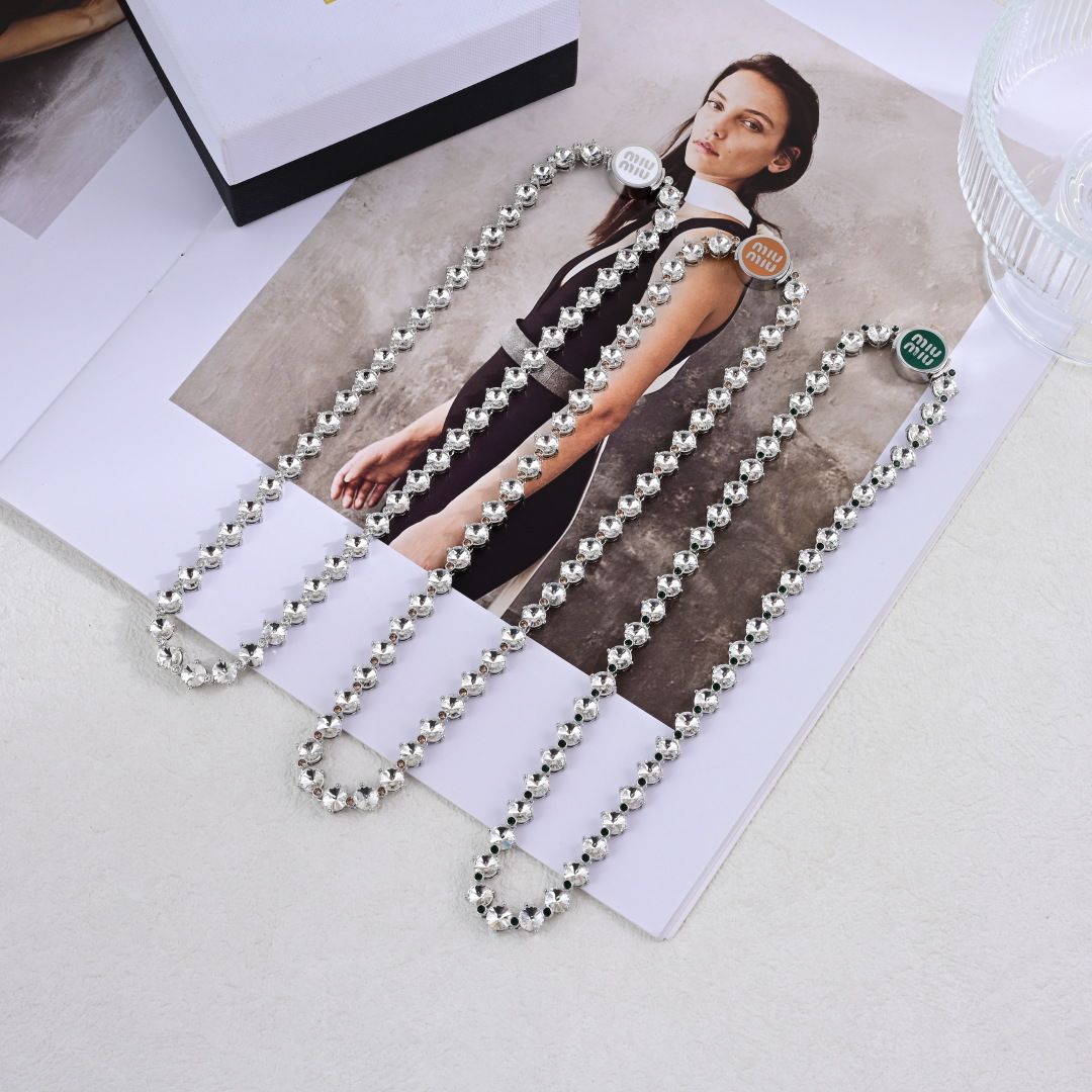 Title: Miumiu’s Fashion Jewelry Collection Review Summary: Miumiu’s new suit features a necklace and hand-chain that burst into flames, embodying unique insight and high quality. - 图片 6