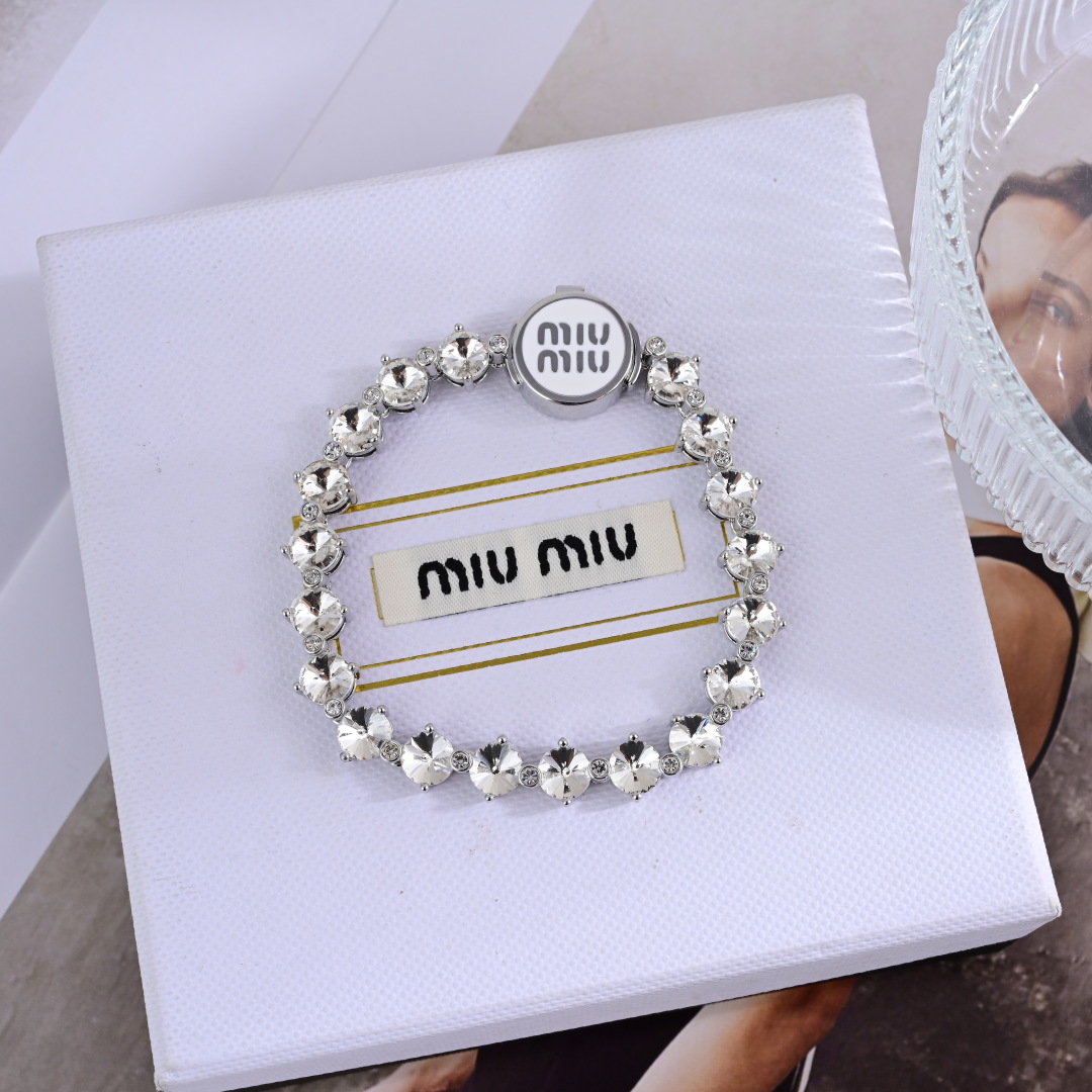 项链手链👌👌火爆 大气 miumiu  新款套装🌹🌹MIUMIU横扫时尚界，走秀款 街拍 经典元素独特见